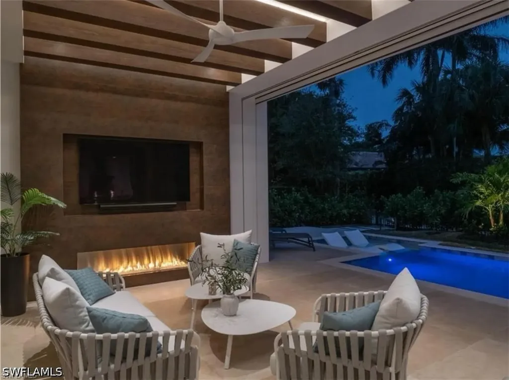 590 6th Avenue N Naples FL 34102