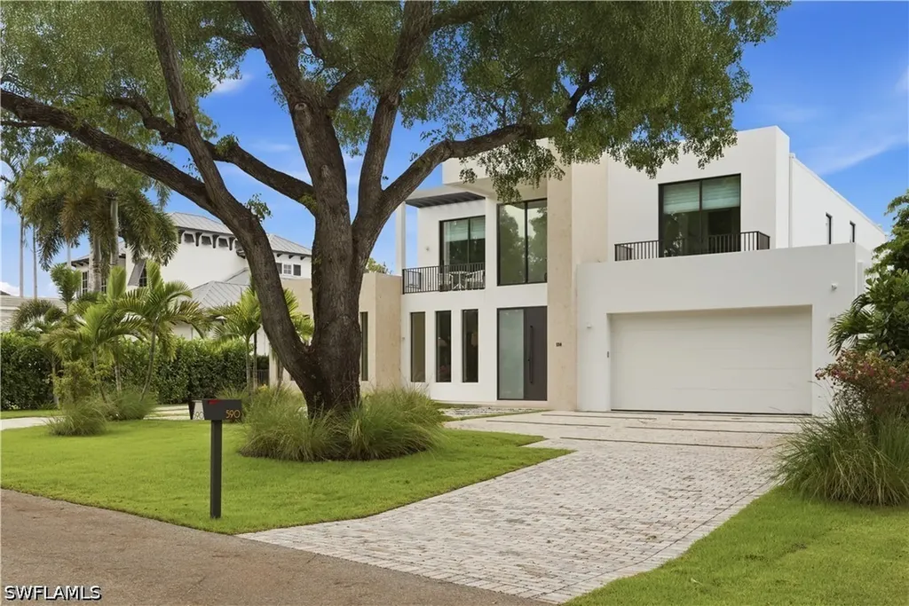 590 6th Avenue N Naples FL 34102