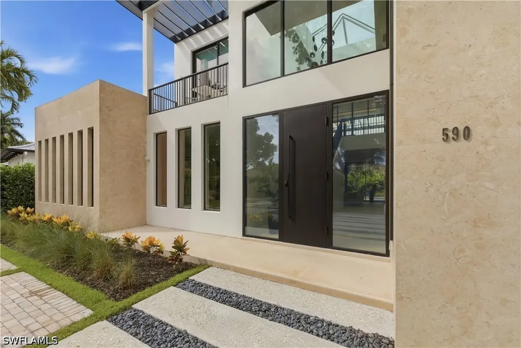 590 6th Avenue N Naples FL 34102