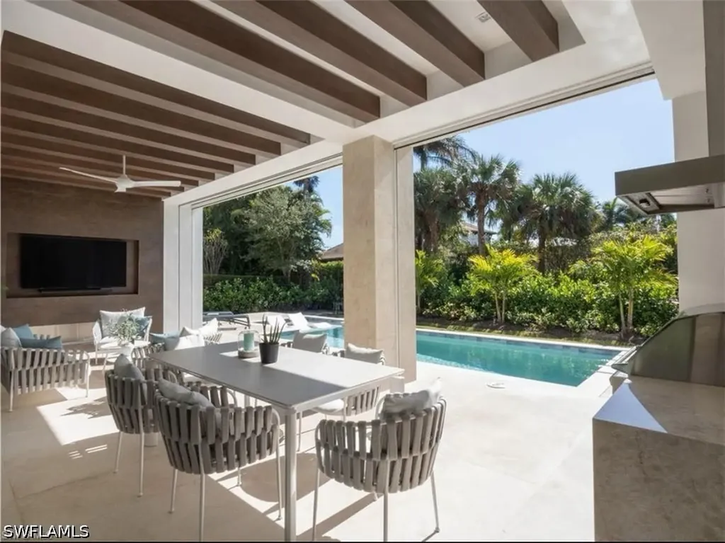 590 6th Avenue N Naples FL 34102