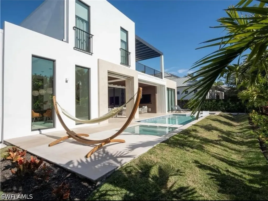 590 6th Avenue N Naples FL 34102