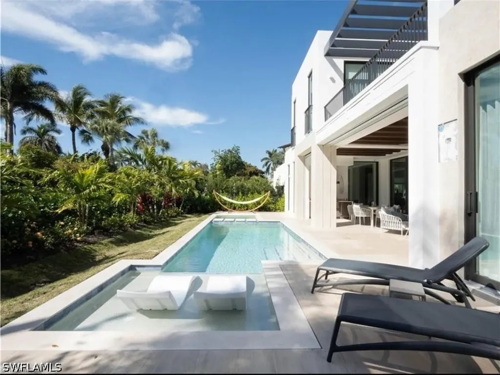 590 6th Avenue N Naples FL 34102