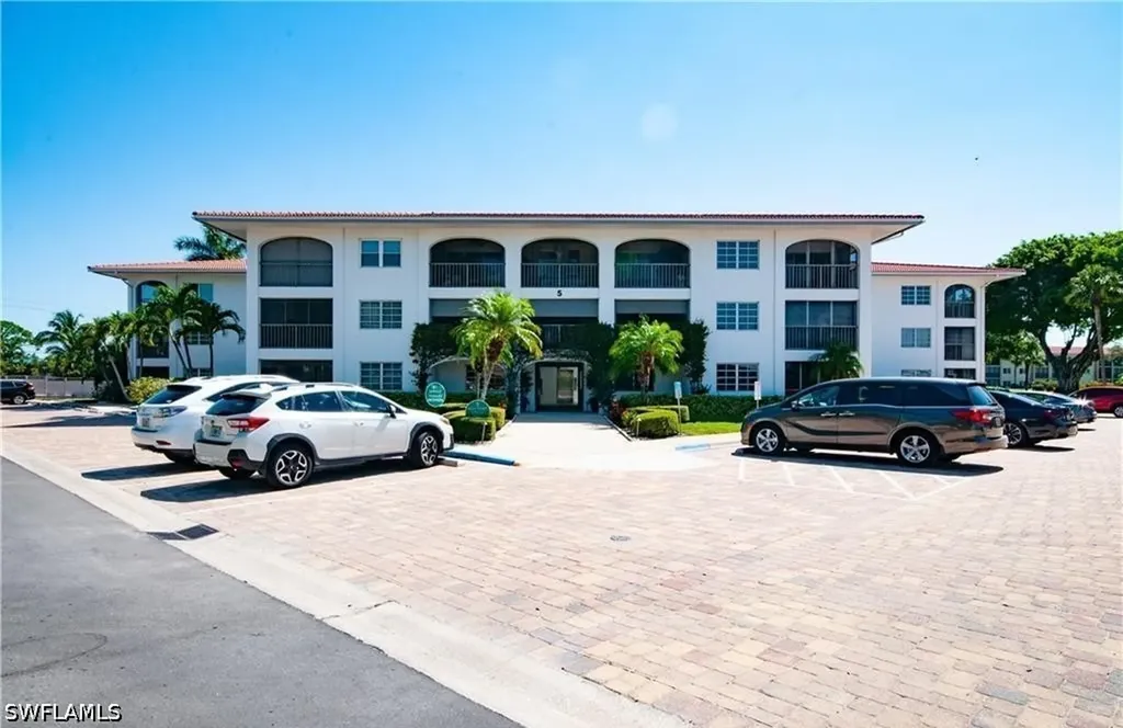 5 High Point Circle W Naples FL 34103