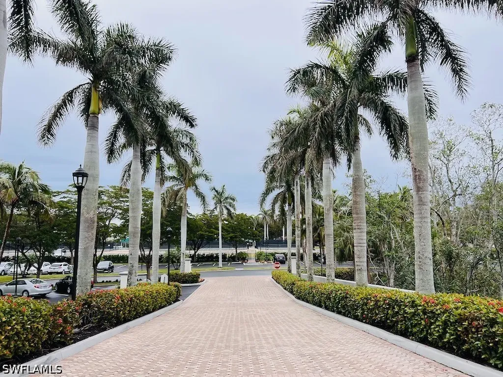 425 Cove Tower Drive Naples FL 34110
