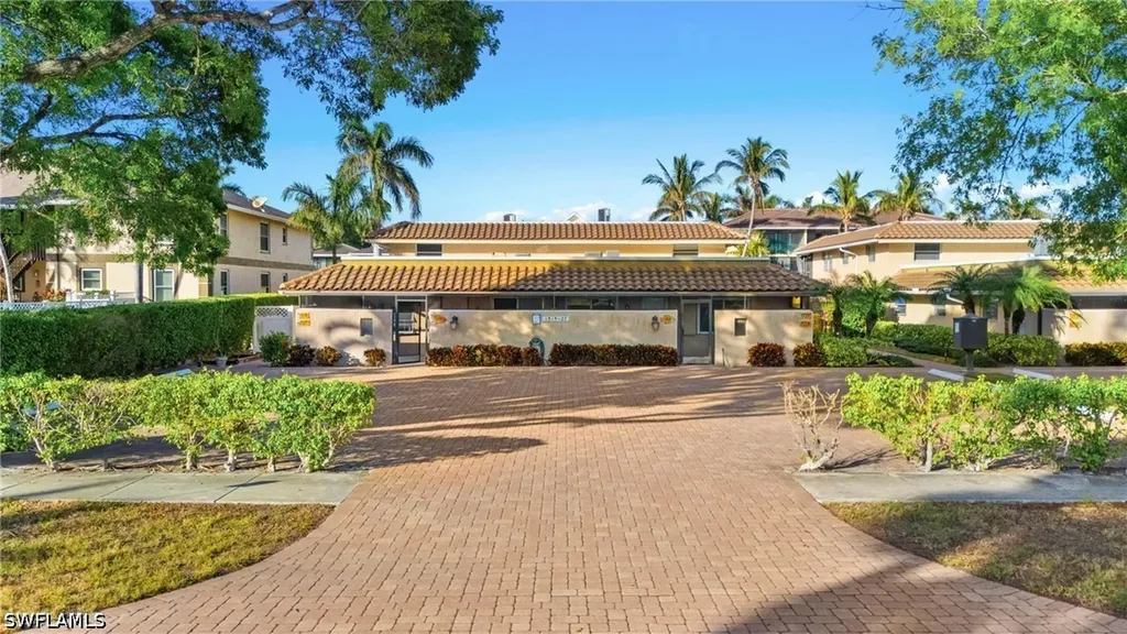 1521 Chesapeake Avenue Naples FL 34102