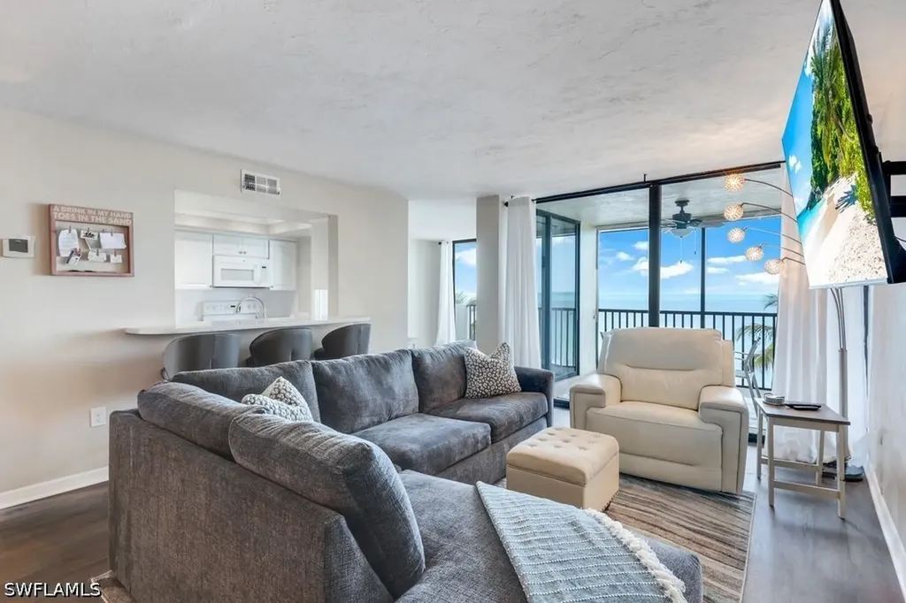 10475 Gulfshore Drive Naples FL 34108-2053