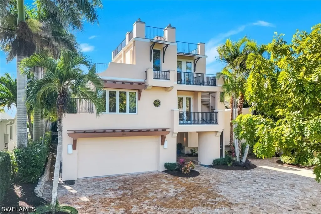 Naples FL, 210 Central Avenue