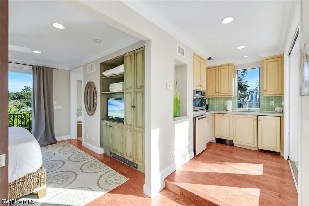 210 Central Avenue Naples FL 34102