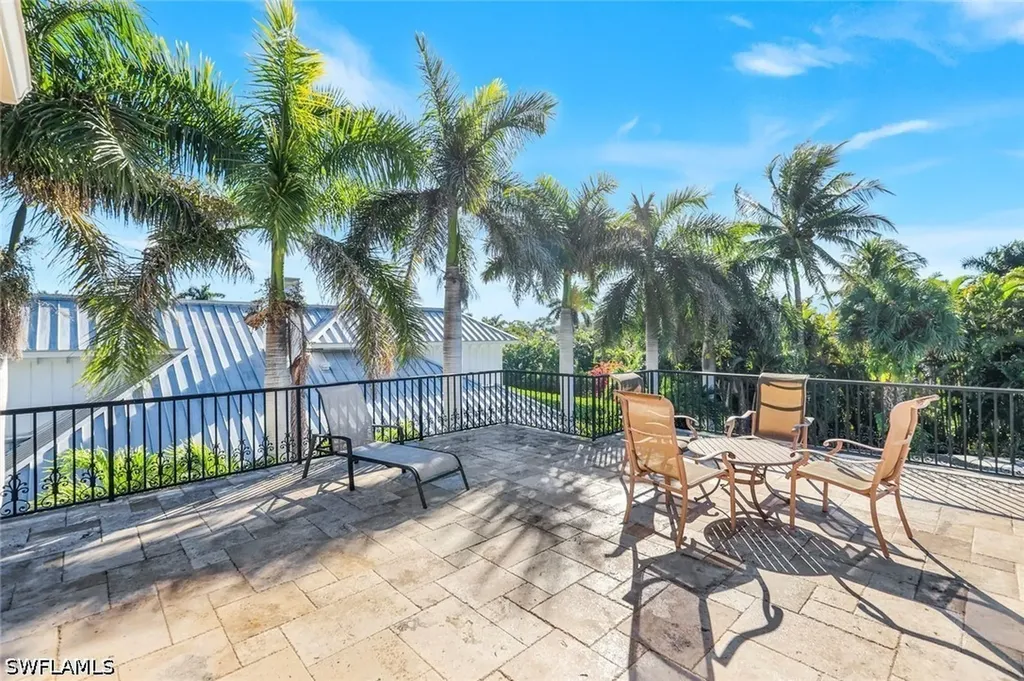 210 Central Avenue Naples FL 34102