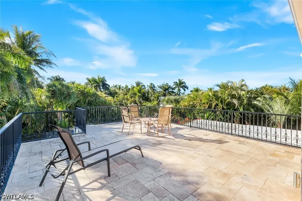 210 Central Avenue Naples FL 34102