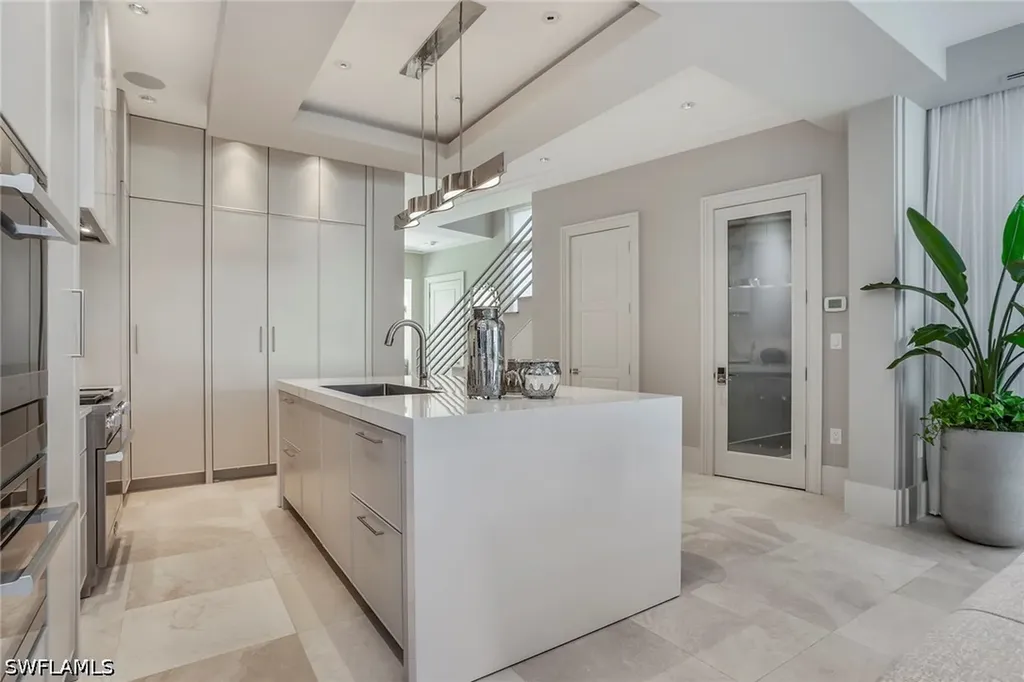 32 6th Street S Naples FL 34102