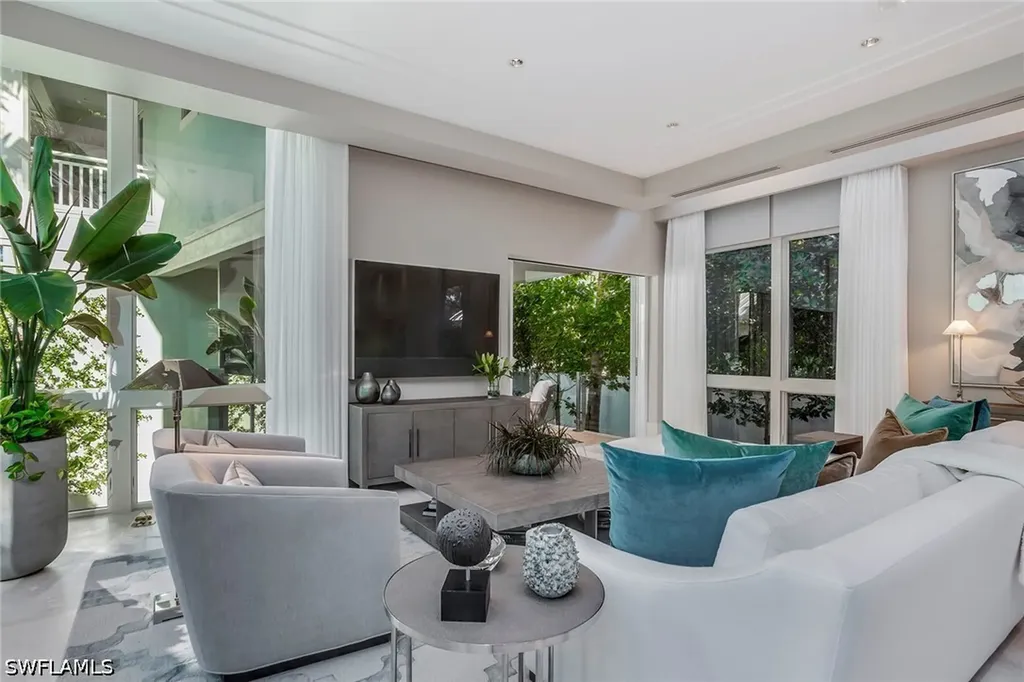 32 6th Street S Naples FL 34102