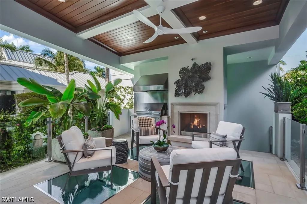 32 6th Street S Naples FL 34102
