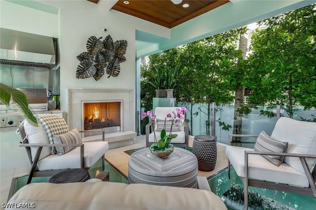 32 6th Street S Naples FL 34102