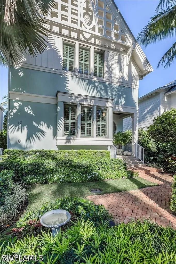 32 6th Street S Naples FL 34102