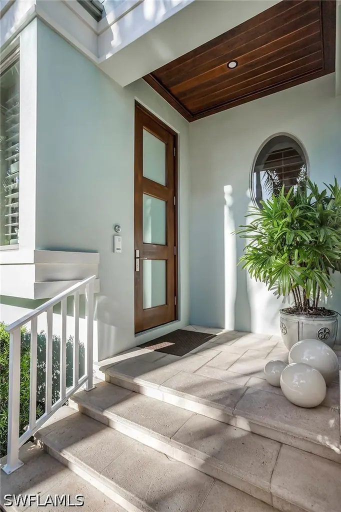 32 6th Street S Naples FL 34102