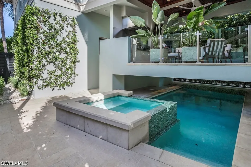 32 6th Street S Naples FL 34102