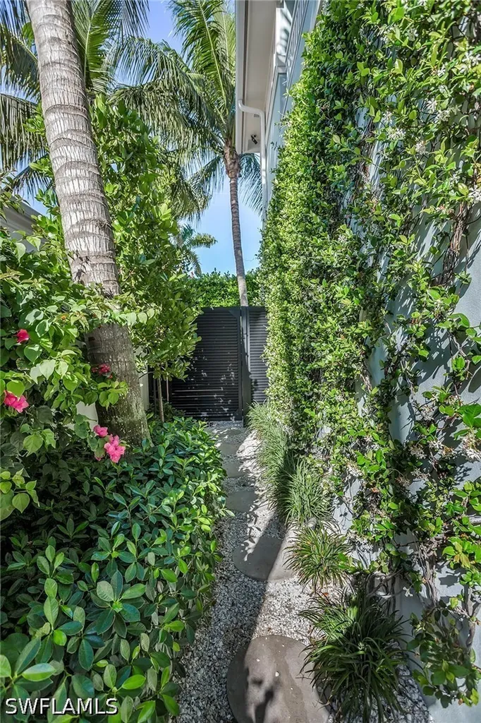 32 6th Street S Naples FL 34102
