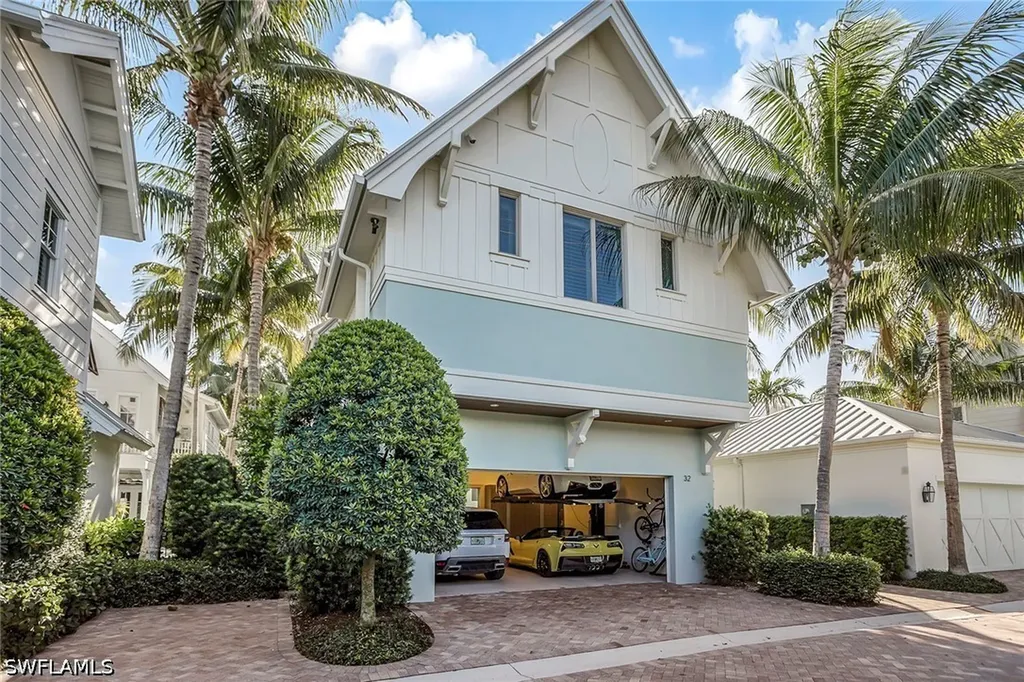 32 6th Street S Naples FL 34102