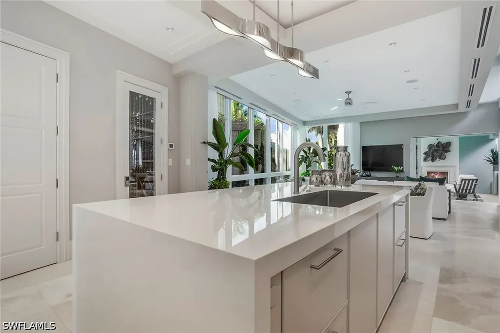 32 6th Street S Naples FL 34102