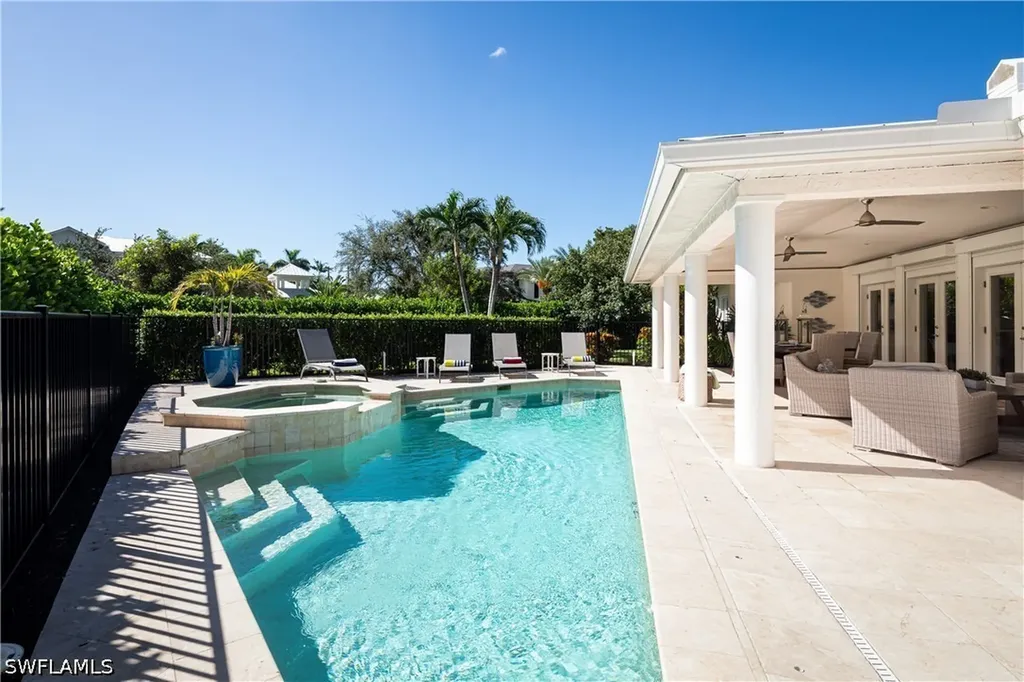 420 Palm Circle E Naples FL 34102