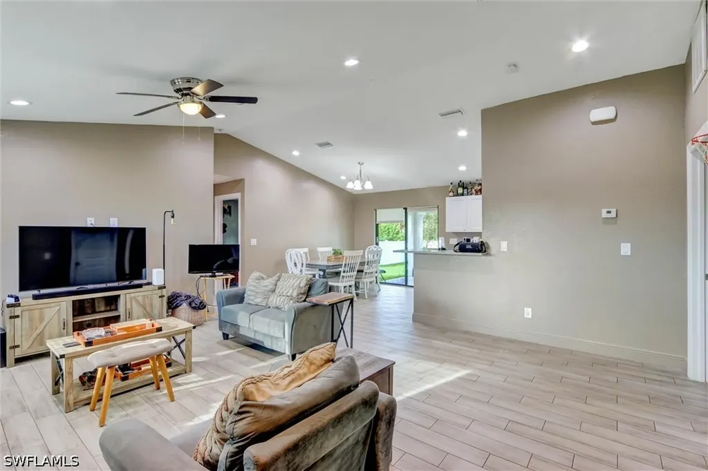 1317 NE 4th Place Cape Coral FL 33909