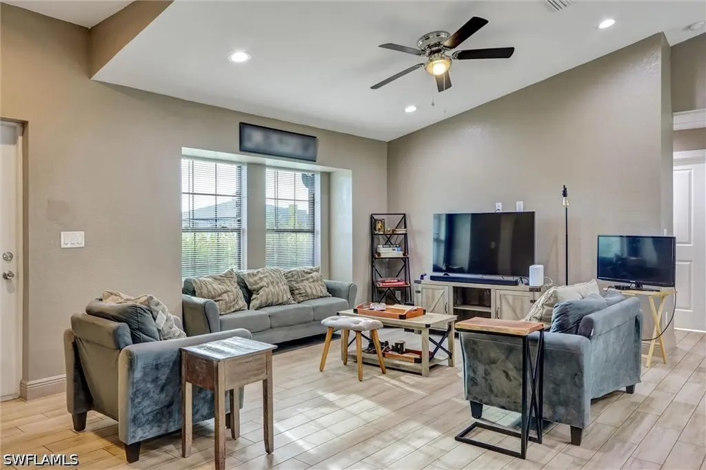 1317 NE 4th Place Cape Coral FL 33909