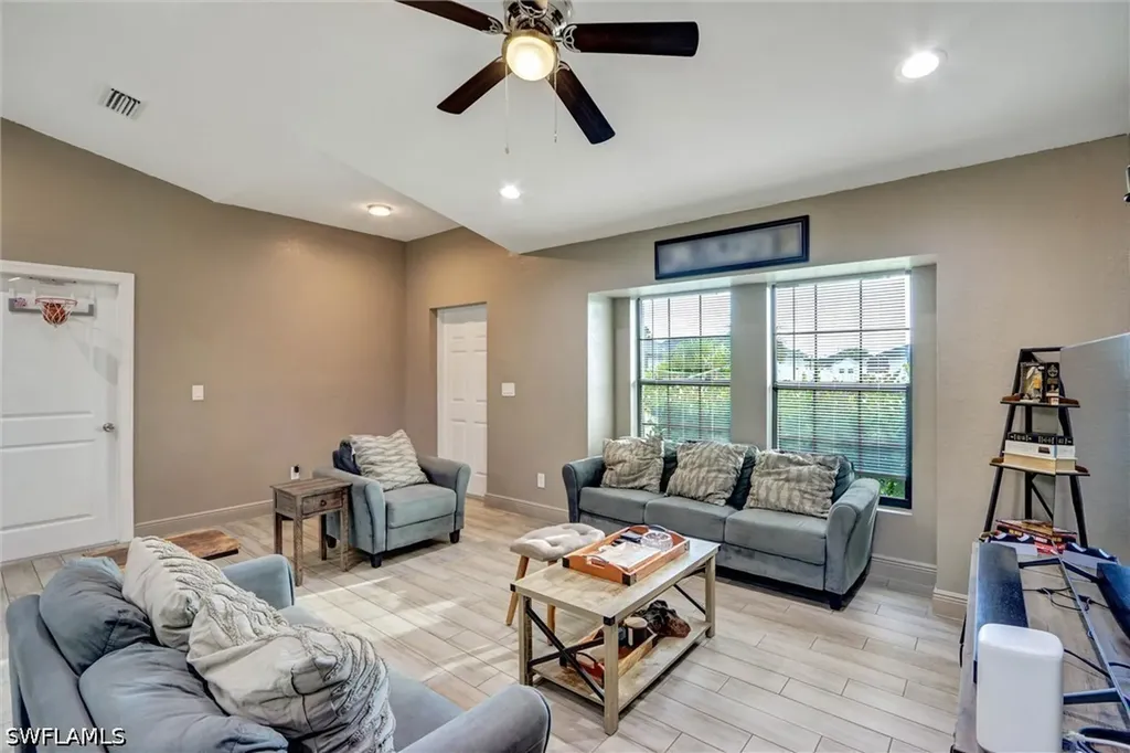 1317 NE 4th Place Cape Coral FL 33909