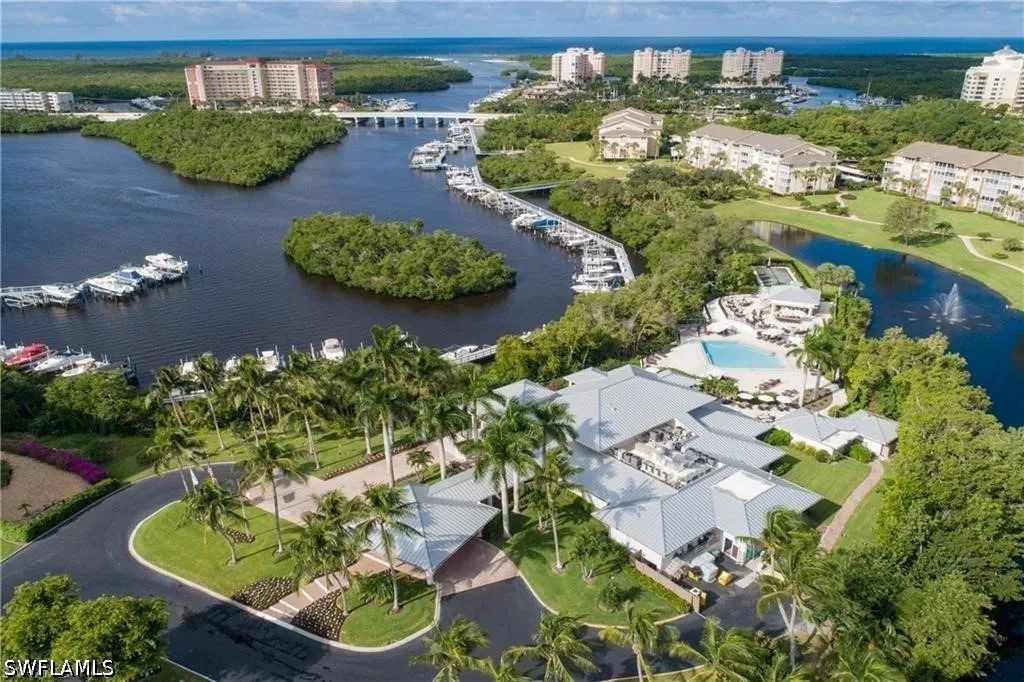 425 Cove Tower Drive Naples FL 34110