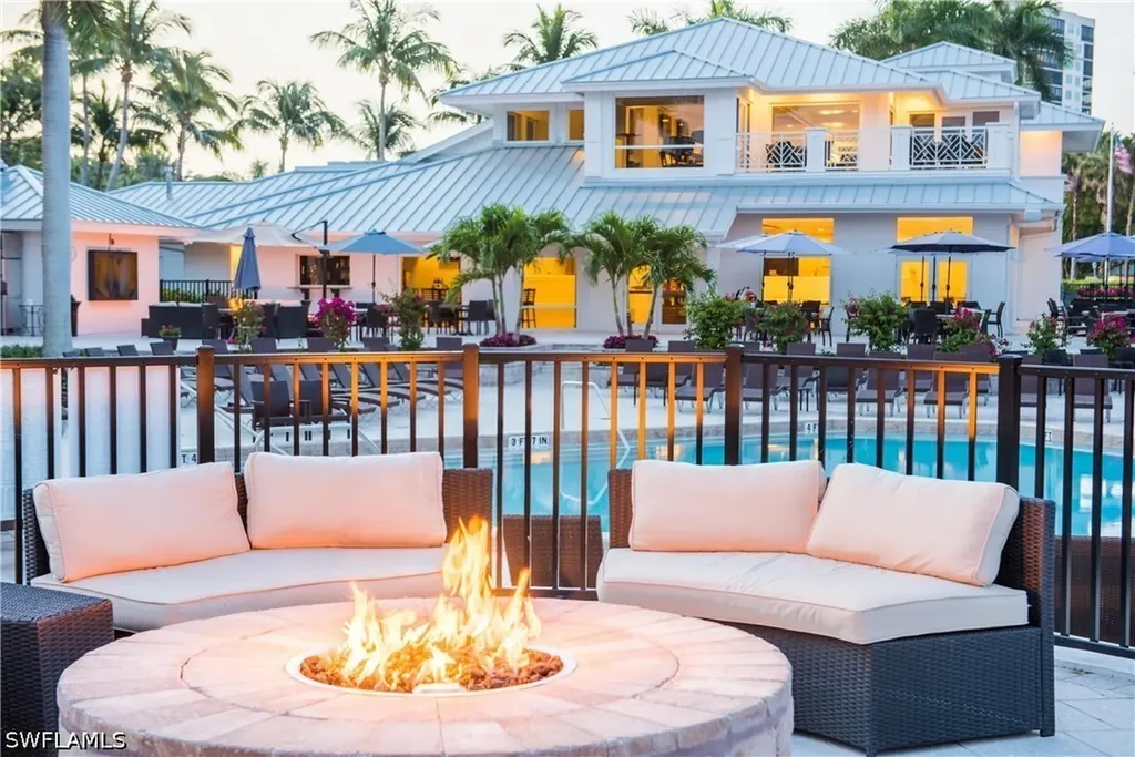 425 Cove Tower Drive Naples FL 34110