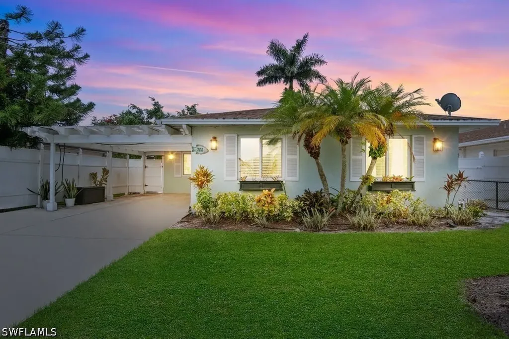 Naples FL, 744 94TH Avenue N