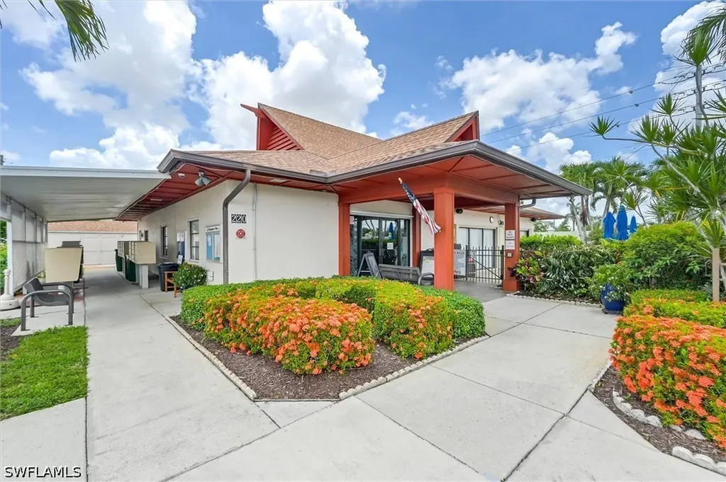 148 Seven Seas Way Naples FL 34104
