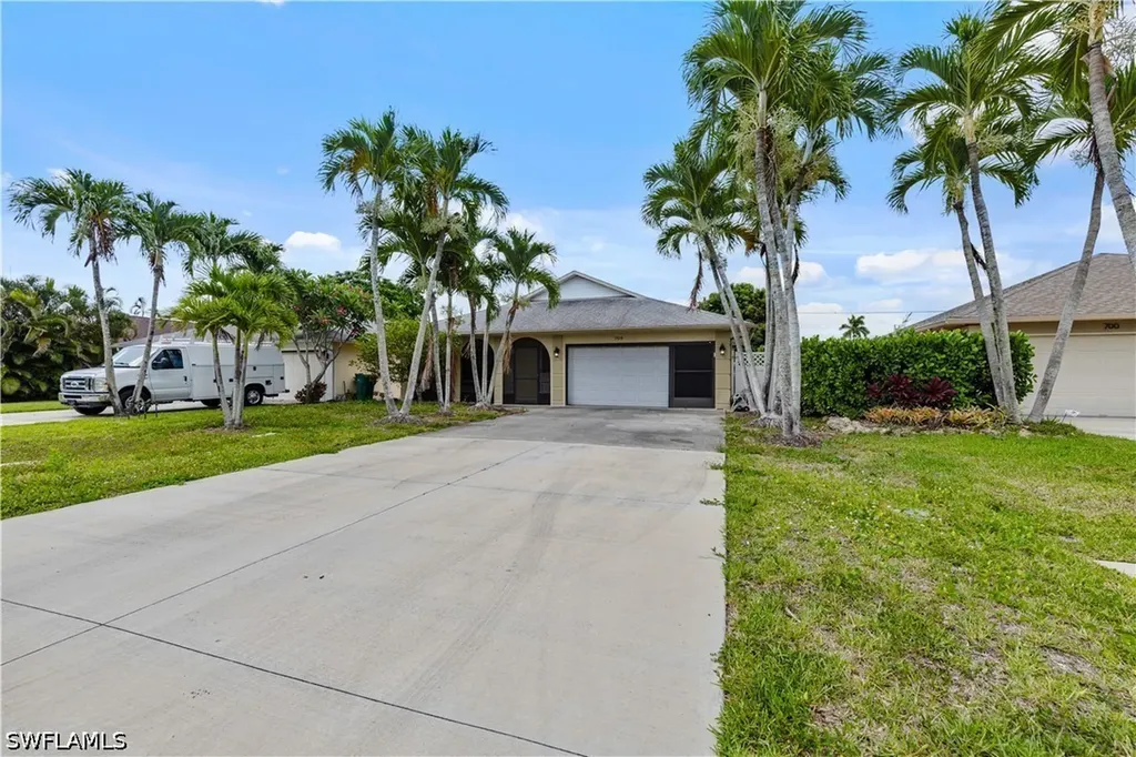 704 106th Avenue N Naples FL 34108
