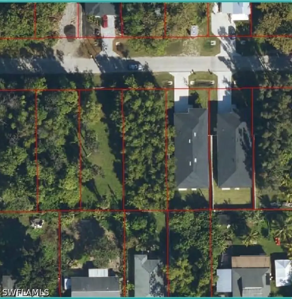 3060 Pinetree Drive Naples FL 34112