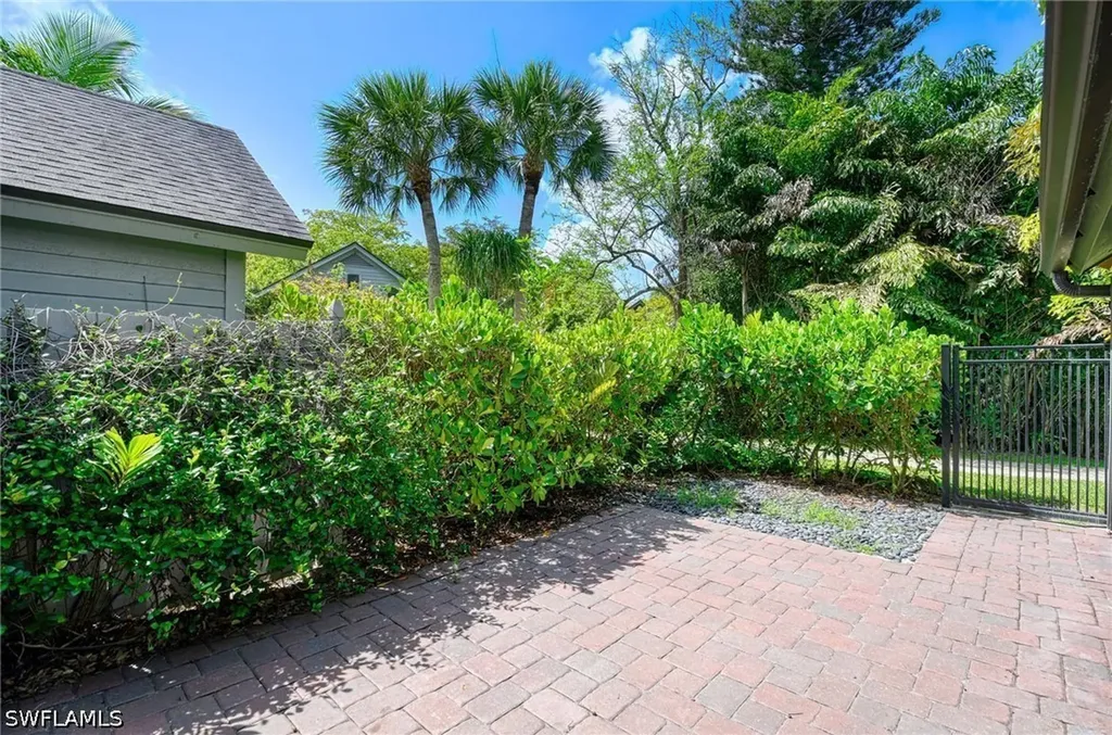 1325 Solana Road Naples FL 34103