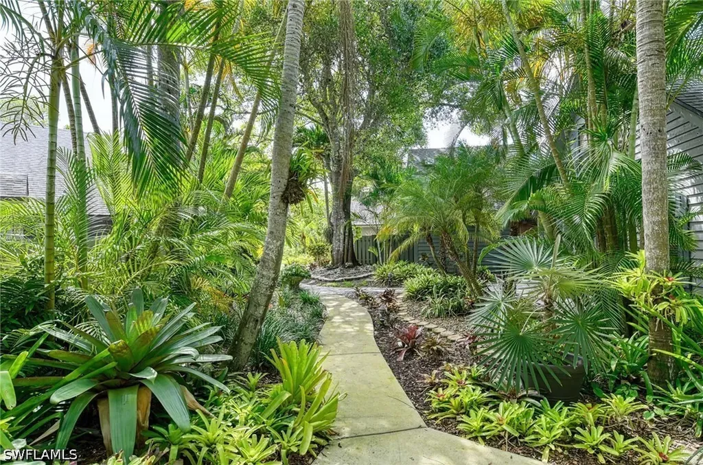 1325 Solana Road Naples FL 34103