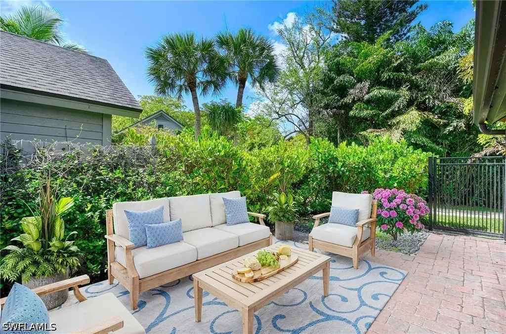 1325 Solana Road Naples FL 34103