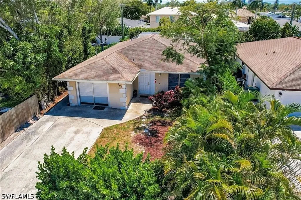 690 95th Avenue N Naples FL 34108