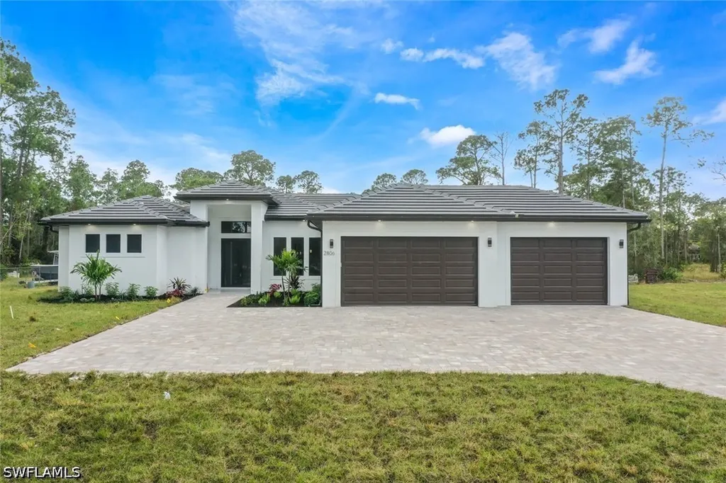 Naples FL, 2806 Golden Gate Boulevard W