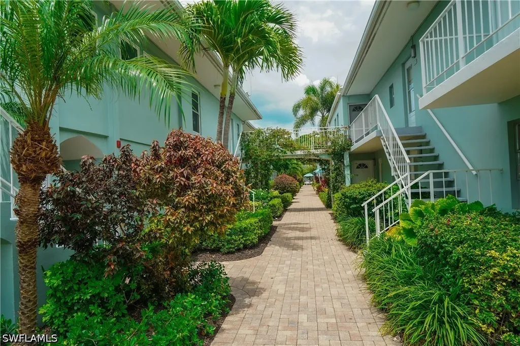 661 12th Avenue S Naples FL 34102