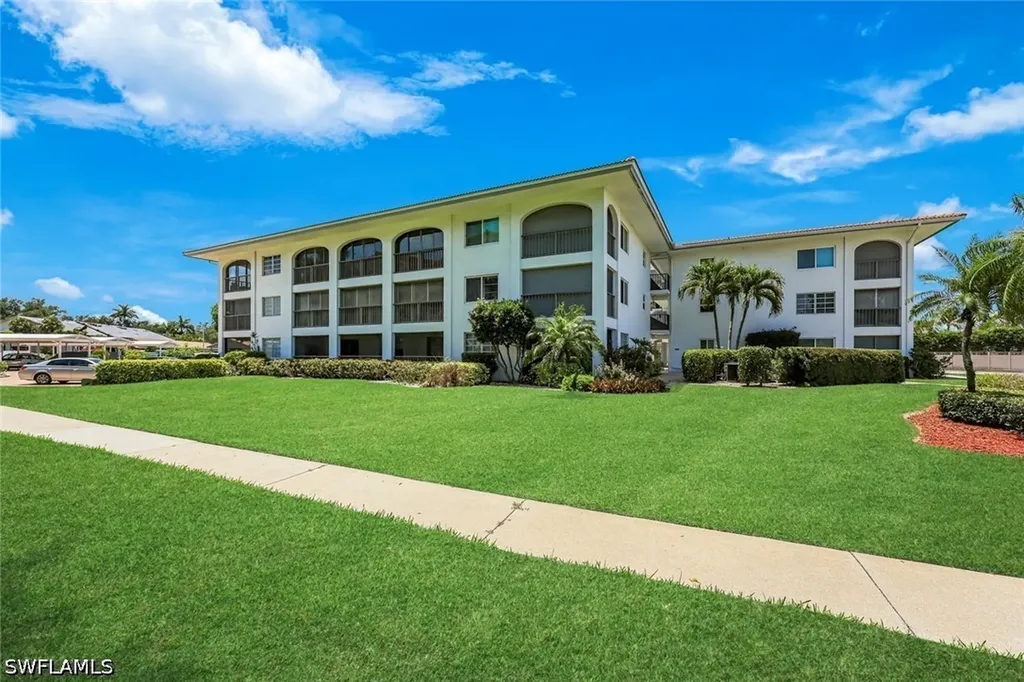 5 High Point Circle W Naples FL 34103