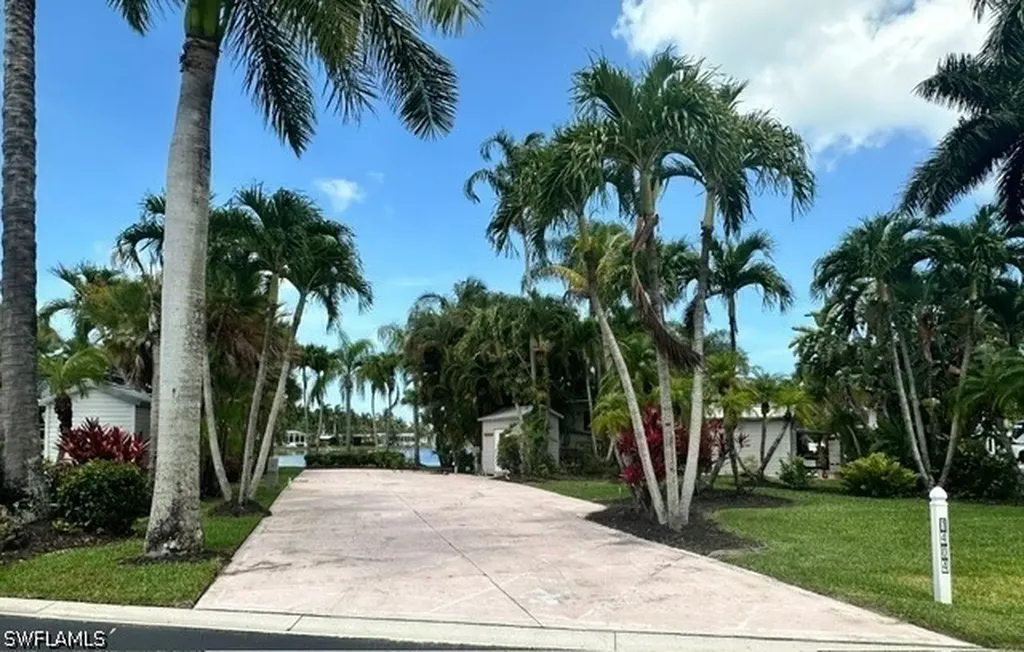 1404 Pearl Lake Point Naples FL 34114