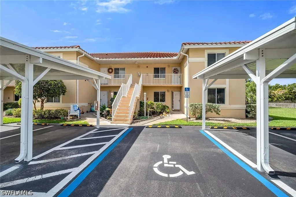 208 Furse Lakes Circle Naples FL 34104