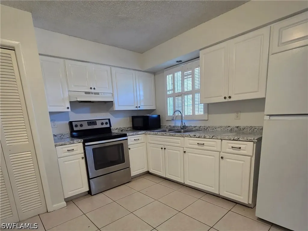 Naples FL, 3325 Airport Road N, Unit G7