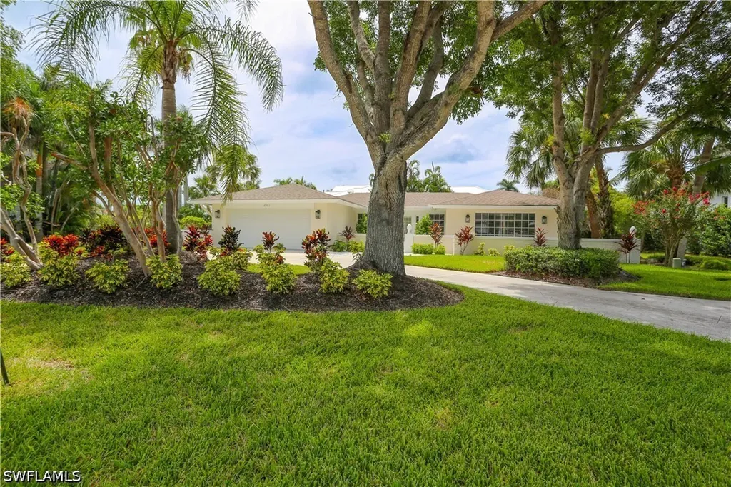 2901 Crayton Road Naples FL 34103