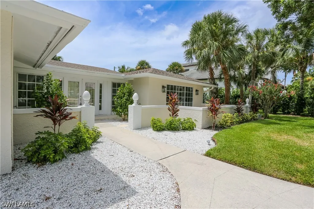 2901 Crayton Road Naples FL 34103