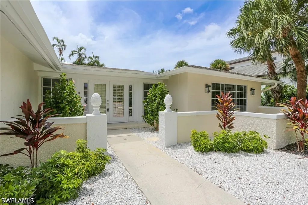 2901 Crayton Road Naples FL 34103