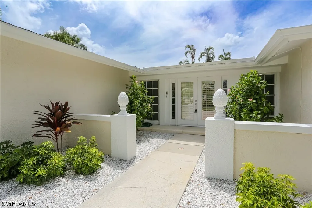 2901 Crayton Road Naples FL 34103