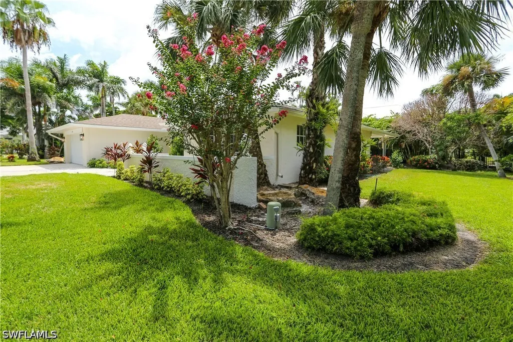 2901 Crayton Road Naples FL 34103