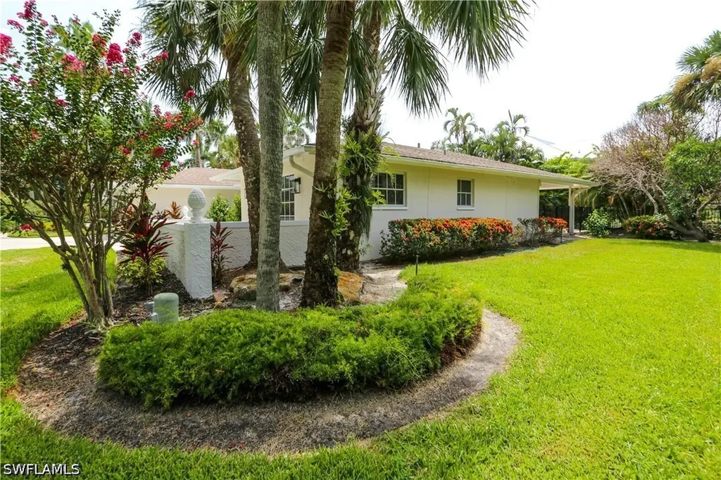 2901 Crayton Road Naples FL 34103